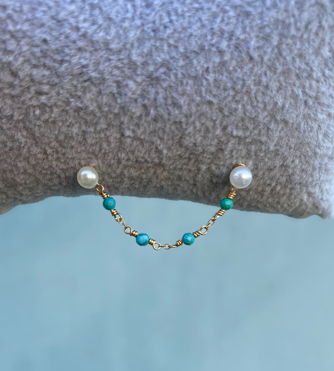 This chain is made with 14kt gold filled chain, and 2mm natural turquoise. 

SOLD AS A SINGLE 

Measures about 39mm not including jumprings ! 

Chains/Charms are the perfect way to add a little extra sparkle to your existing jewelry. ✨ They can be worn on post up to 16g. Just be sure your post has enough length to fit the extra detail. Easy to wear, effortless to style, and totally you.

SOLD AS A SINGLE - CHAINS ONLY - Earring and Earring post sold separately. Earring in video and pictures are for display 