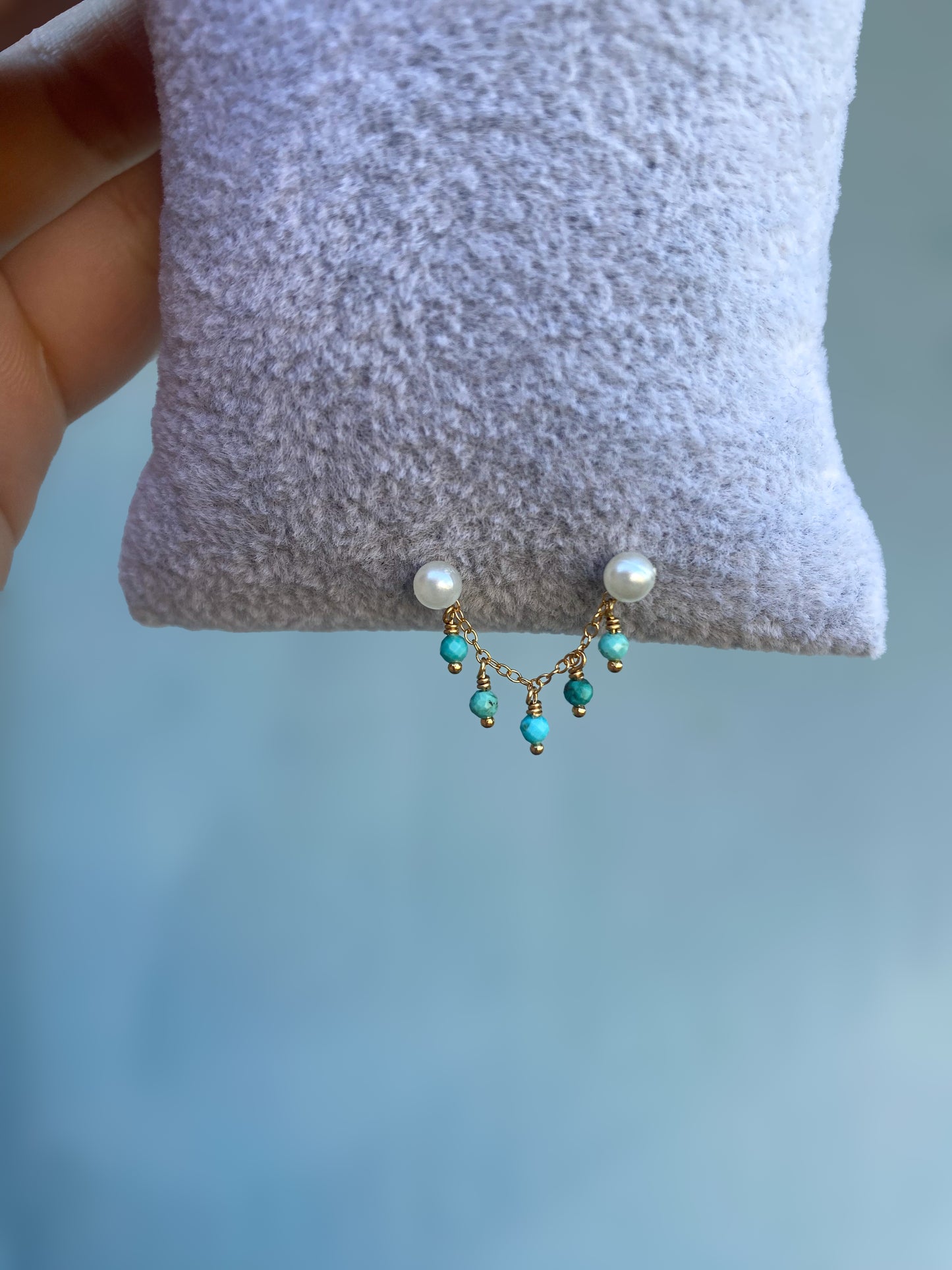 This chain is made with 14kt gold filled chain, and 2mm natural turquoise. 

SOLD AS A SINGLE 

Measures about 25mm not including jumprings ! 

Chains/Charms are the perfect way to add a little extra sparkle to your existing jewelry. ✨ They can be worn on post up to 16g. Just be sure your post has enough length to fit the extra detail. Easy to wear, effortless to style, and totally you.

SOLD AS A SINGLE - CHAINS ONLY - Earring and Earring post sold separately. Earring in video and pictures are for display 